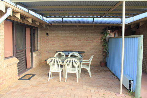 Kestrel Chalets - Inverell Accommodation 13