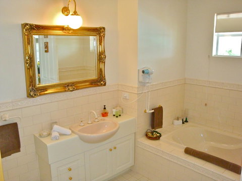 Lanterns Retreats - Inverell Accommodation 21