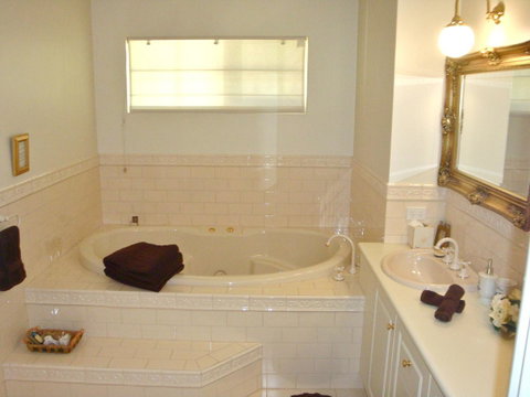 Lanterns Retreats - Inverell Accommodation 12