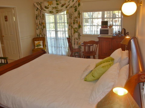Lanterns Retreats - Inverell Accommodation 9