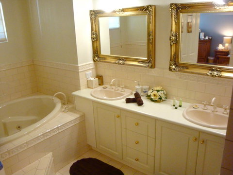 Lanterns Retreats - Inverell Accommodation 15