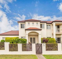 Nice home in the Regatta waters estate close to theme parks - Inverell Accommodation