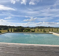 Noble Willow Homestead Lovedale. Super Spacious with views and pool - Inverell Accommodation