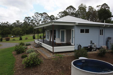 Noosa Hinterland Country Cottage 'Tru-Blu' - Inverell Accommodation 2