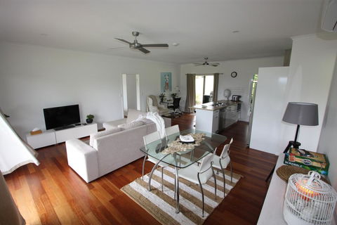 Noosa Hinterland Country Cottage 'Tru-Blu' - Inverell Accommodation 3