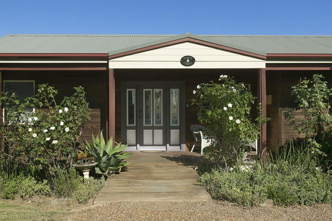 North Lodge Highland Cottage - Inverell Accommodation 2