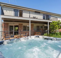 Ocean Breeze Retreat - with spa and space - Inverell Accommodation