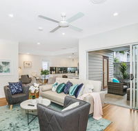 Park Avenue Townhouse Retreat Brisbane Sleeps 10 - Inverell Accommodation