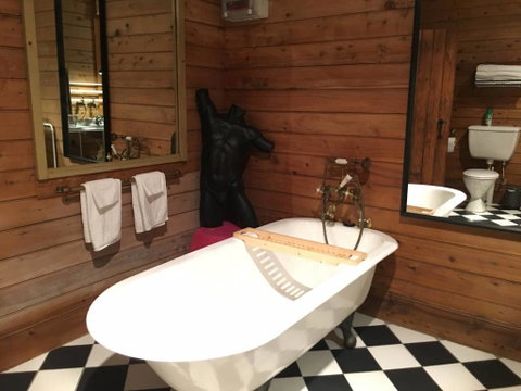 Pop Artist's Concept Store On Darling Street - Inverell Accommodation 2