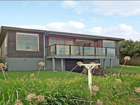 Prime Position - Across From Seven Mile Beach - Inverell Accommodation 0
