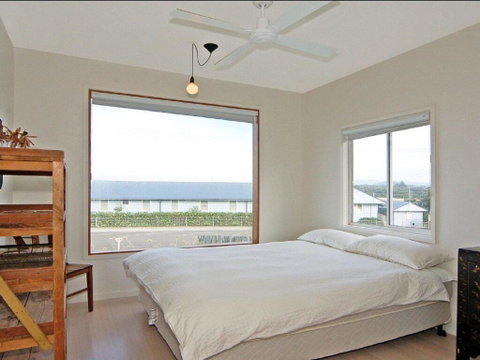 Prime Position - Across From Seven Mile Beach - Inverell Accommodation 3