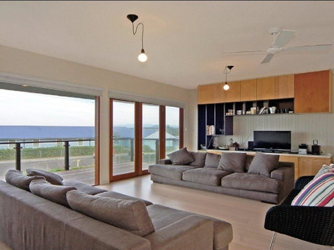 Prime Position - Across From Seven Mile Beach - Inverell Accommodation 1