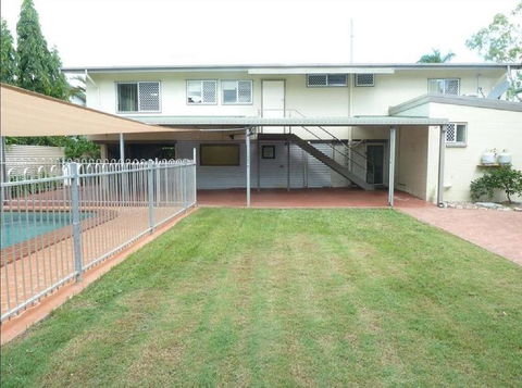 Private Abode And Handy Location With A Pool - Inverell Accommodation 1