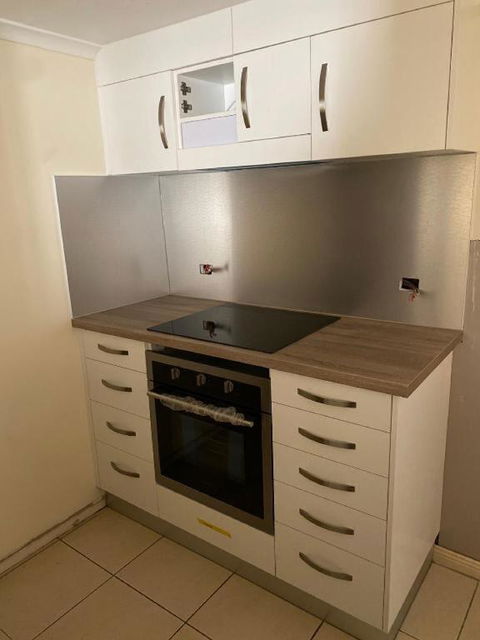 Private Abode And Handy Location With A Pool - Inverell Accommodation 3