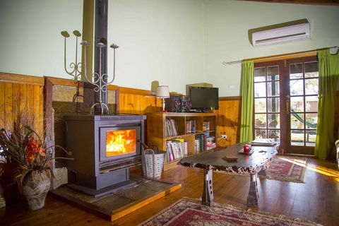 Red Tractor Retreat - Inverell Accommodation 3