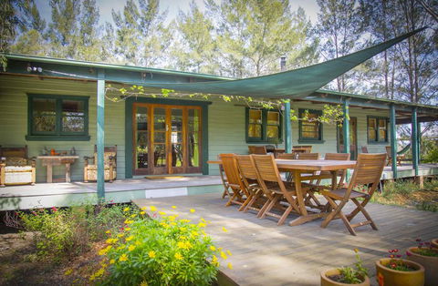Red Tractor Retreat - Inverell Accommodation 1