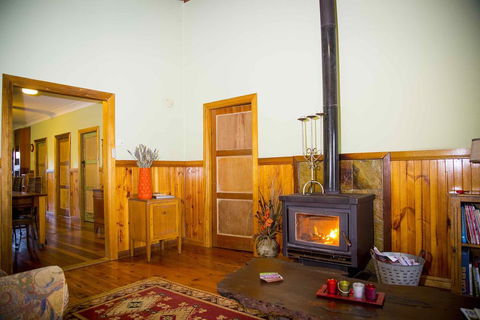 Red Tractor Retreat - Inverell Accommodation 0