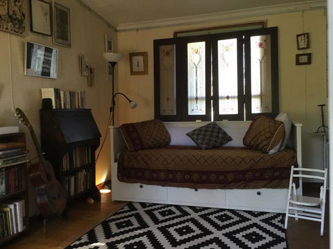 Redhaus Artist Cottage - Inverell Accommodation 0