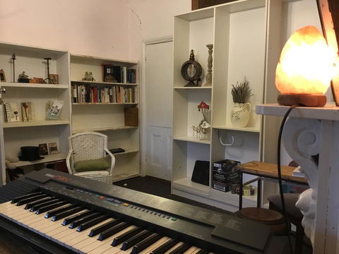 Redhaus Artist Cottage - Inverell Accommodation 2