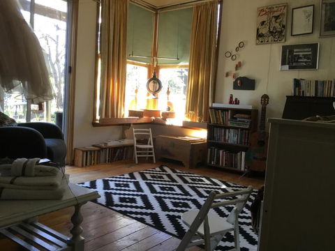 Redhaus Artist Cottage - Inverell Accommodation 1