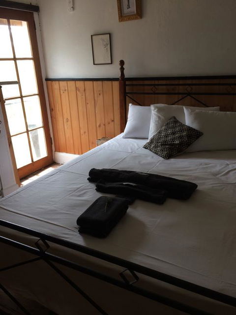 Redhaus Artist Cottage - Inverell Accommodation 3