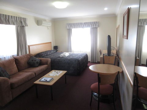 Riviera Executive Suites - Inverell Accommodation 1