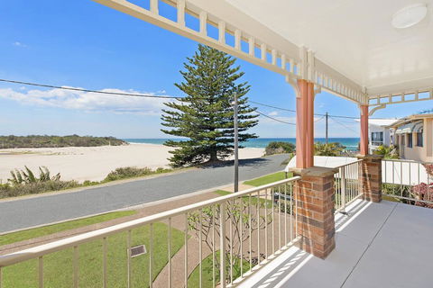 SEASCAPE - An Enticing Lakeside Escape - Inverell Accommodation 0