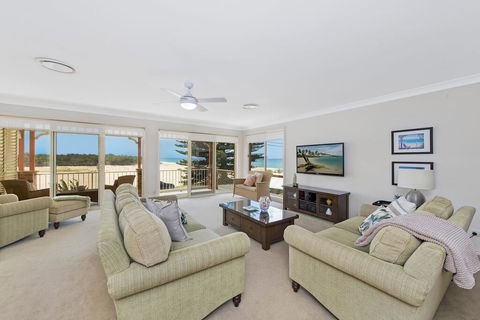SEASCAPE - An Enticing Lakeside Escape - Inverell Accommodation 1