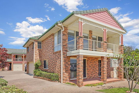SEASCAPE - An Enticing Lakeside Escape - Inverell Accommodation 3