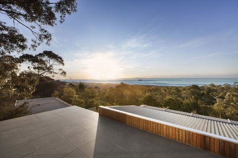 Skyluxe Luxury Retreat With Water Views And Deluxe Interior From Every Room - Inverell Accommodation 1