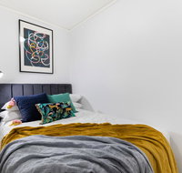 Sleek modern apartment close to everything - Inverell Accommodation