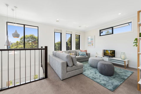 Spacious 4-Bed House With Parking And Backyard - Inverell Accommodation 0