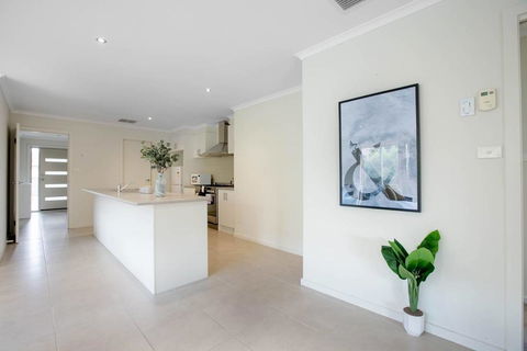 Spacious Lovely 5Beds Home@Point Cook - Inverell Accommodation 3