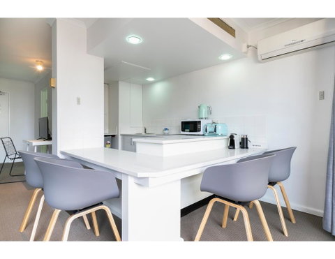 Striking And Super Convenient Studio With Balcony - Inverell Accommodation 1