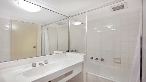 Studio With Balcony At College St - Inverell Accommodation 3