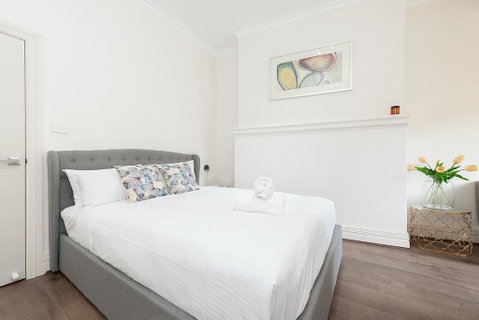 STUNNING SYDNEY HOME 9 - Inverell Accommodation 2
