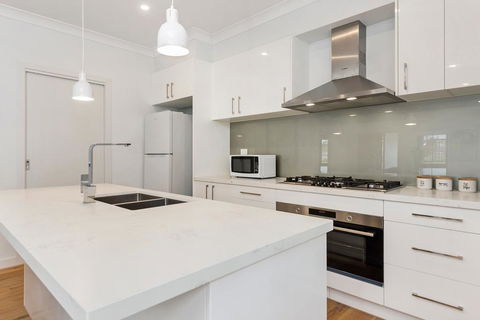 Style, Comfort And Convenience - Inverell Accommodation 2