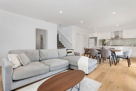 Style, Comfort And Convenience - Inverell Accommodation 0