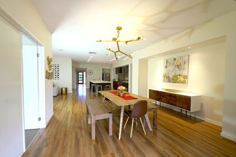 Stylish Luxe House For Big Group Near Shopping Center - Inverell Accommodation 0