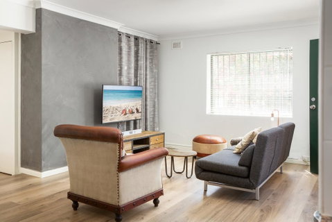 Suburban Two-bed Apartment With Parking And Patio - Inverell Accommodation 0