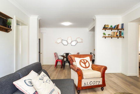 Suburban Two-bed Apartment With Parking And Patio - Inverell Accommodation 1
