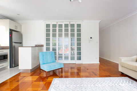 Sunlit Bondi Beach Apartment With Balcony, Parking - Inverell Accommodation 2