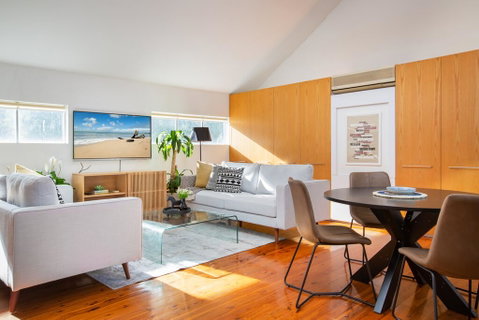 Sunlit Two-Bedroom Unit With Sprawling BBQ Deck - Inverell Accommodation 1