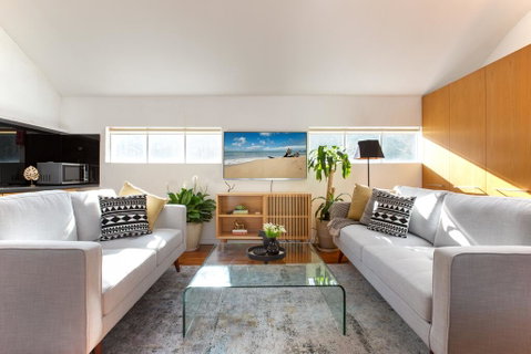 Sunlit Two-Bedroom Unit With Sprawling BBQ Deck - Inverell Accommodation 2