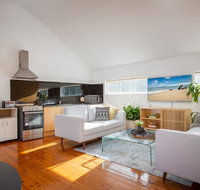 Sunlit Two-Bedroom Unit With Sprawling BBQ Deck - Inverell Accommodation