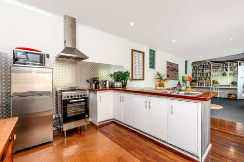 SUNSET BEACH SHACK On SURF - Inverell Accommodation 3