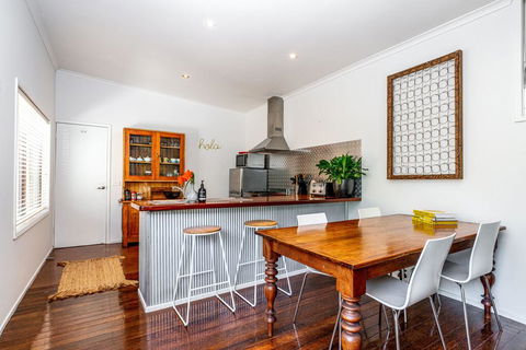 SUNSET BEACH SHACK On SURF - Inverell Accommodation 2