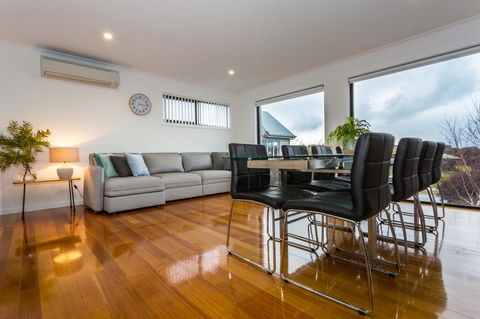 Pearl Hawley Beach - Inverell Accommodation 8