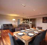 Sunny 3 Bedroom Apartment in Sandy Bay - Inverell Accommodation