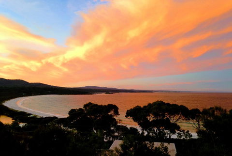 DOLPHIN LOOKOUT COTTAGE - Amazing Views Of The Bay Of Fires - Inverell Accommodation 0